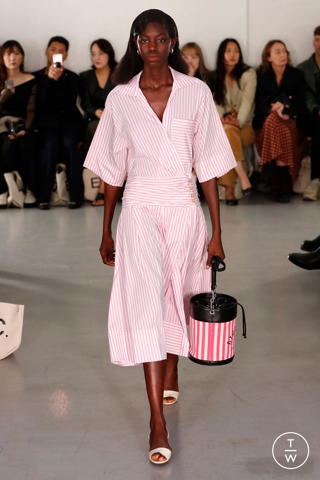 Fashion Week London Spring/Summer 2023 look 18 de la collection Eudon Choi womenswear