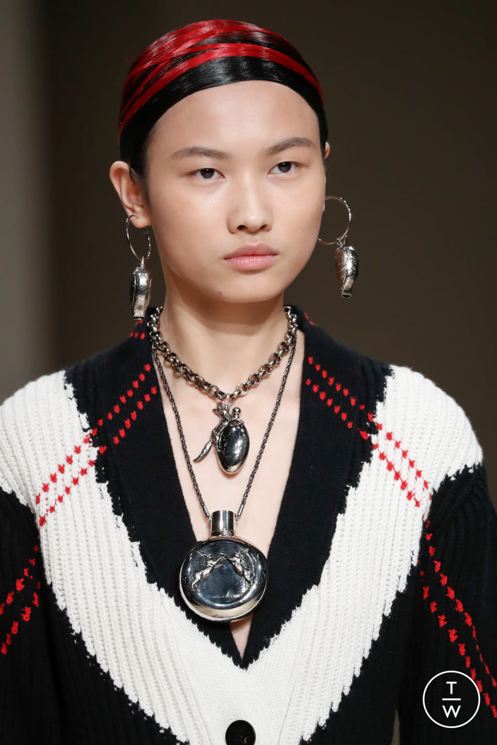 Fashion Week Paris Fall/Winter 2020 look 20 from the Alexander McQueen collection womenswear accessories
