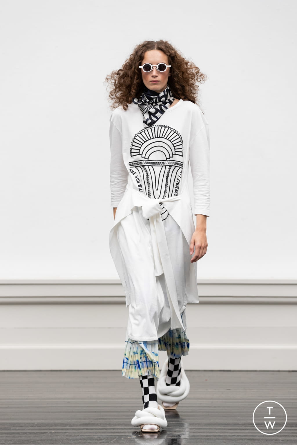 Fashion Week Paris Spring/Summer 2022 look 7 from the Henrik Vibskov collection menswear