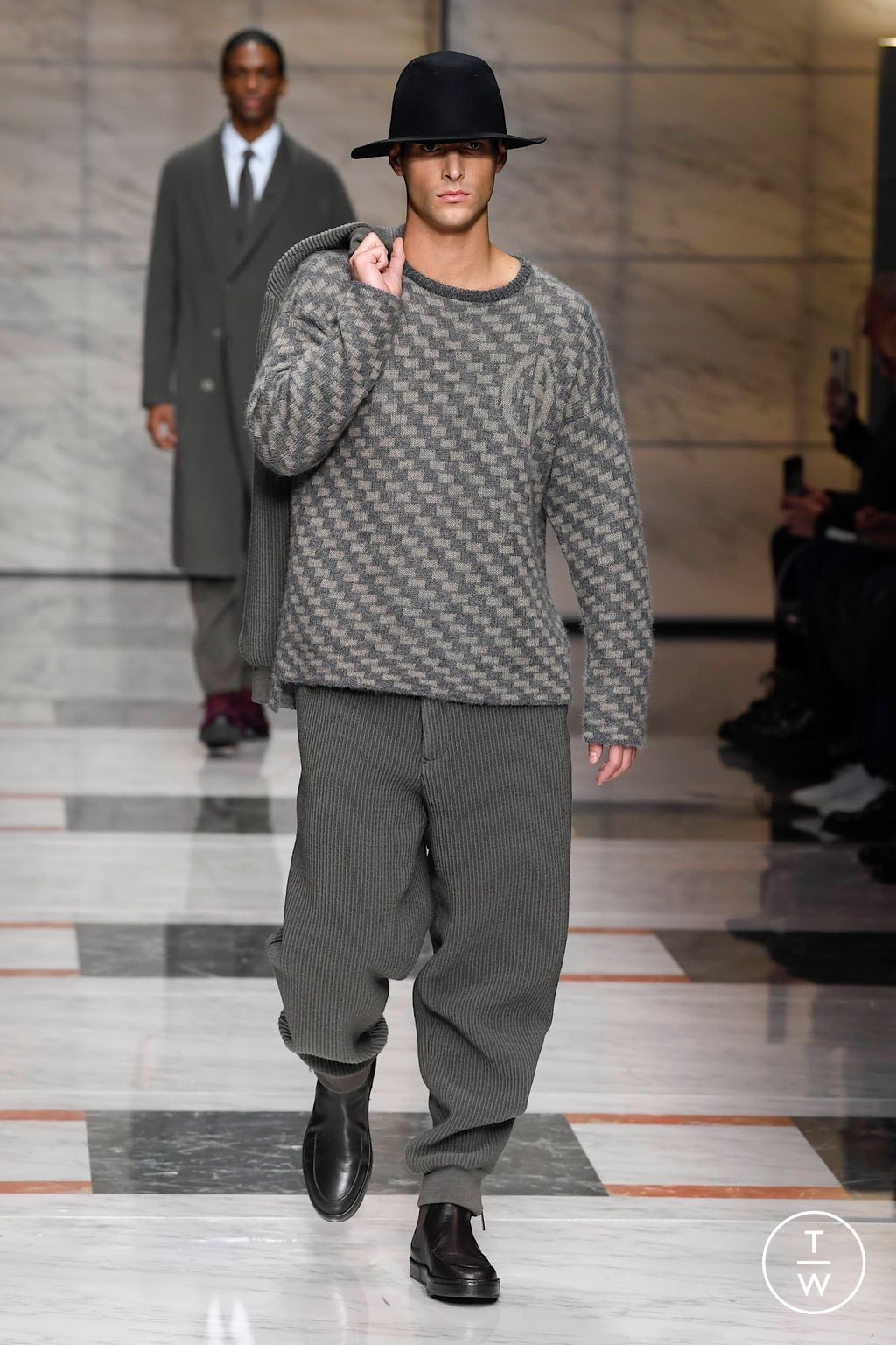 Fashion Week Milan Fall/Winter 2023 look 28 de la collection Giorgio Armani menswear