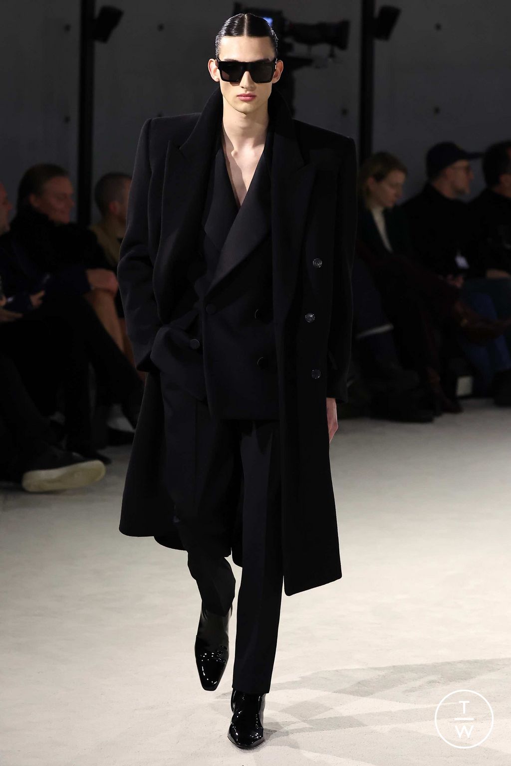 Fashion Week Paris Fall/Winter 2023 look 14 from the Saint Laurent collection 男装