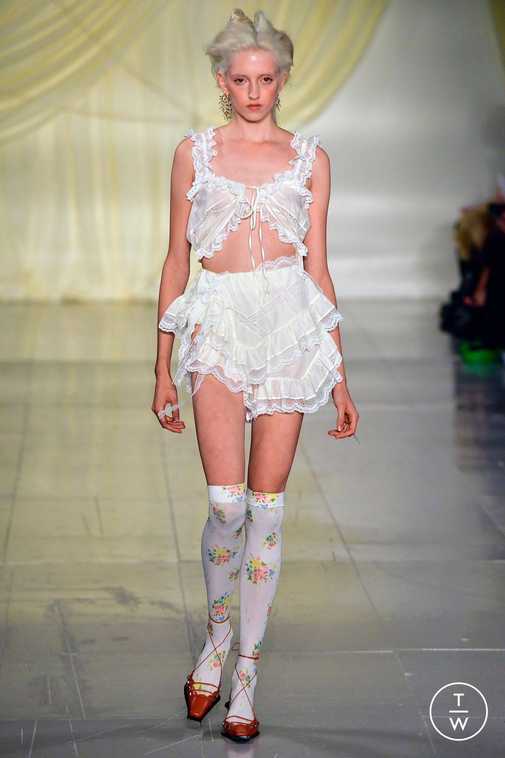 Fashion Week London Spring/Summer 2023 look 29 from the Yuhan Wang collection 女装