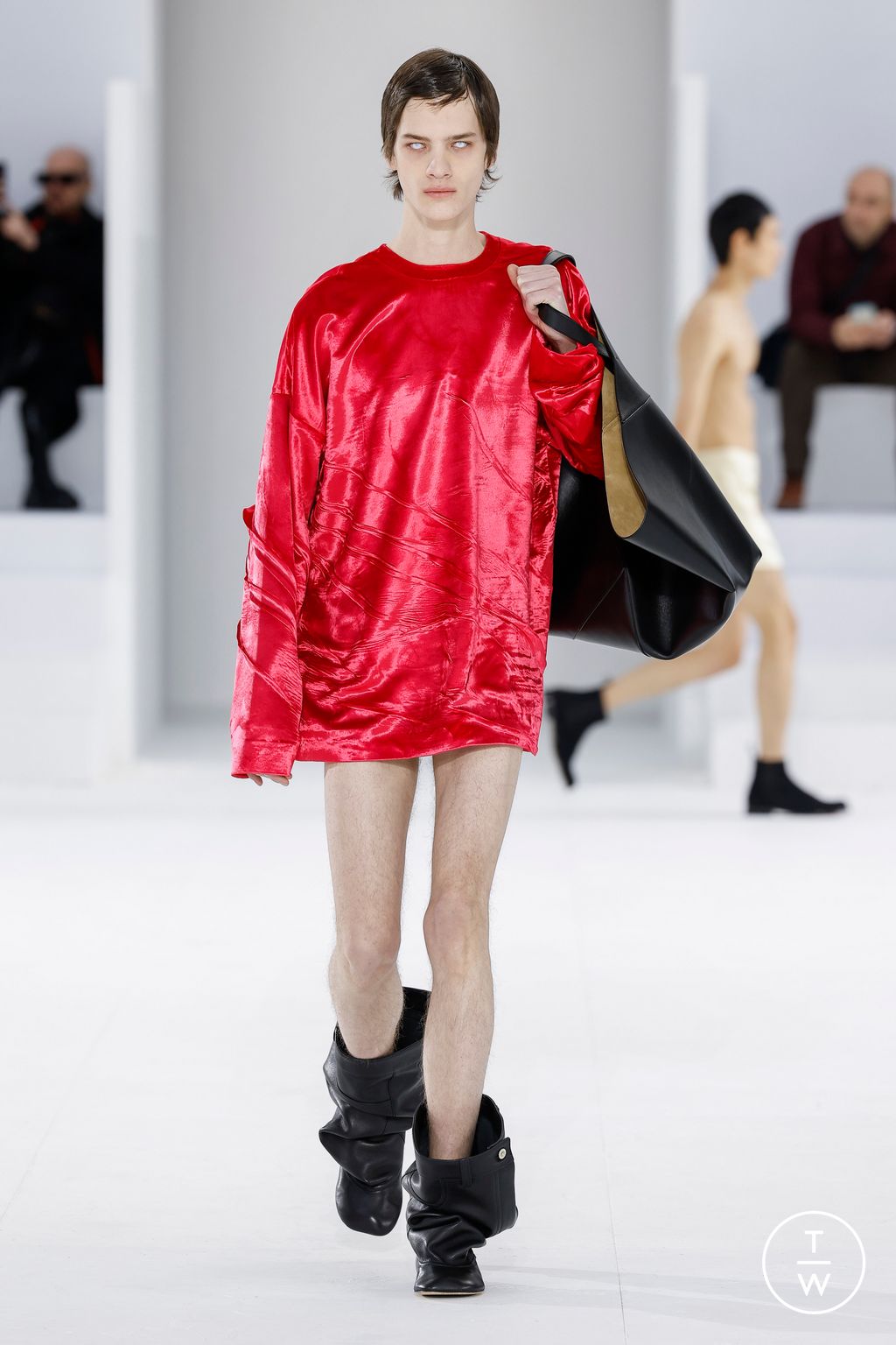 Fashion Week Paris Fall/Winter 2023 look 7 from the Loewe collection menswear