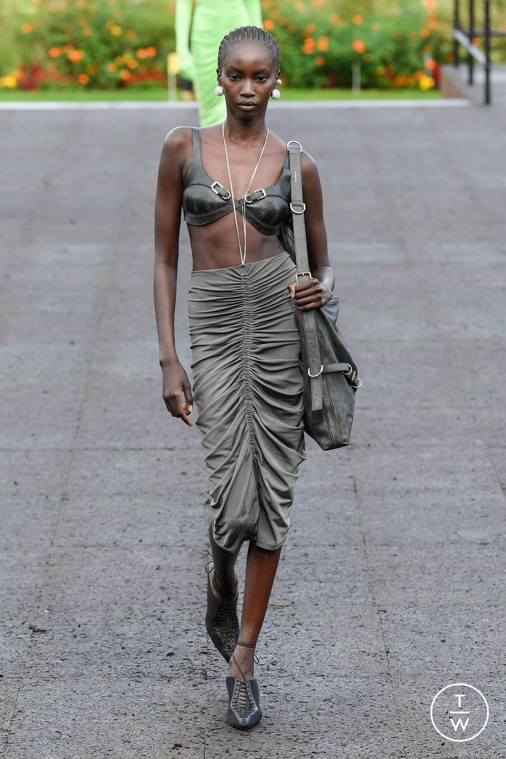 Fashion Week Paris Spring/Summer 2023 look 3 from the Givenchy collection 女装