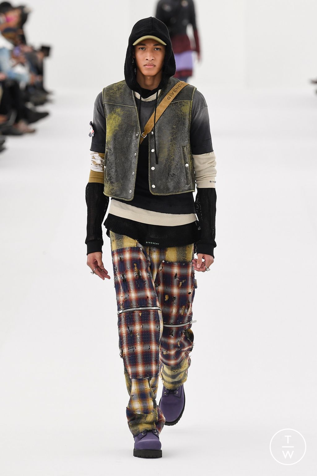 Fashion Week Paris Fall/Winter 2023 look 11 from the Givenchy collection menswear