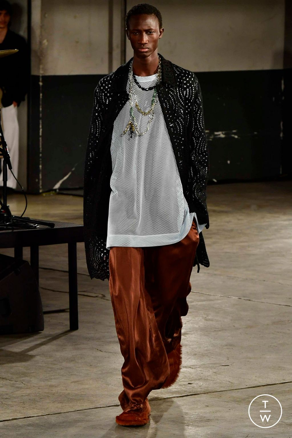 Fashion Week Paris Fall/Winter 2023 look 53 from the Dries Van Noten collection menswear