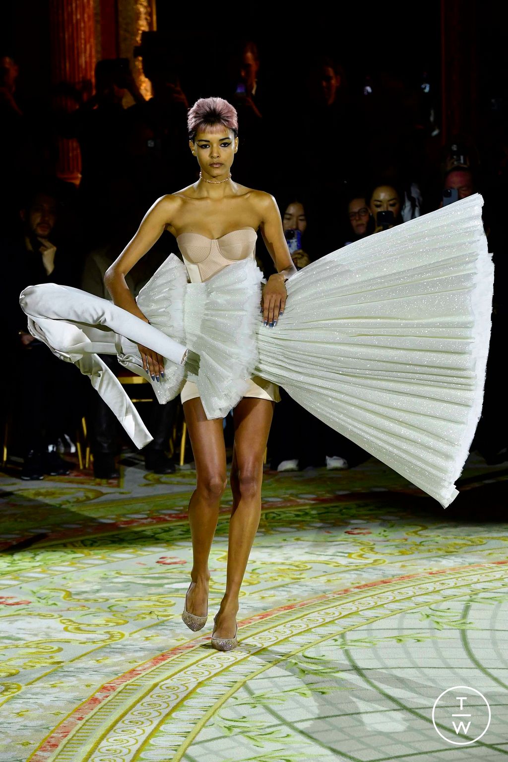 Fashion Week Paris Spring/Summer 2023 look 12 from the Viktor & Rolf collection couture