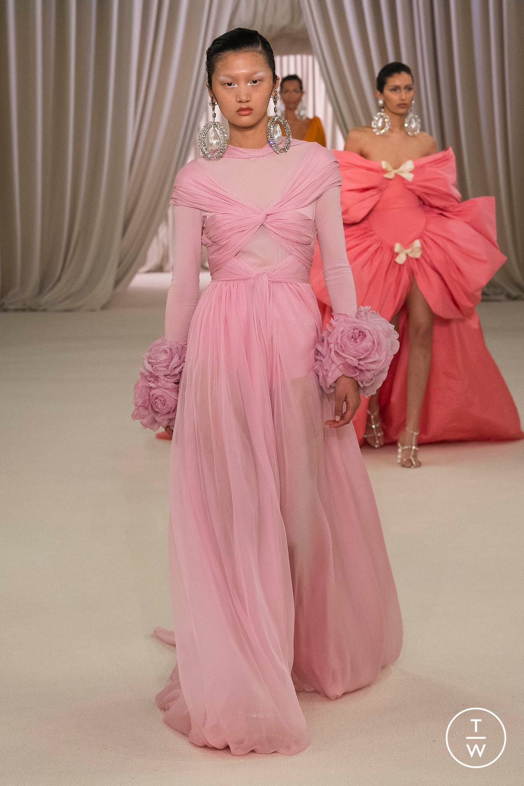 Fashion Week Paris Spring/Summer 2023 look 5 from the Giambattista Valli collection couture