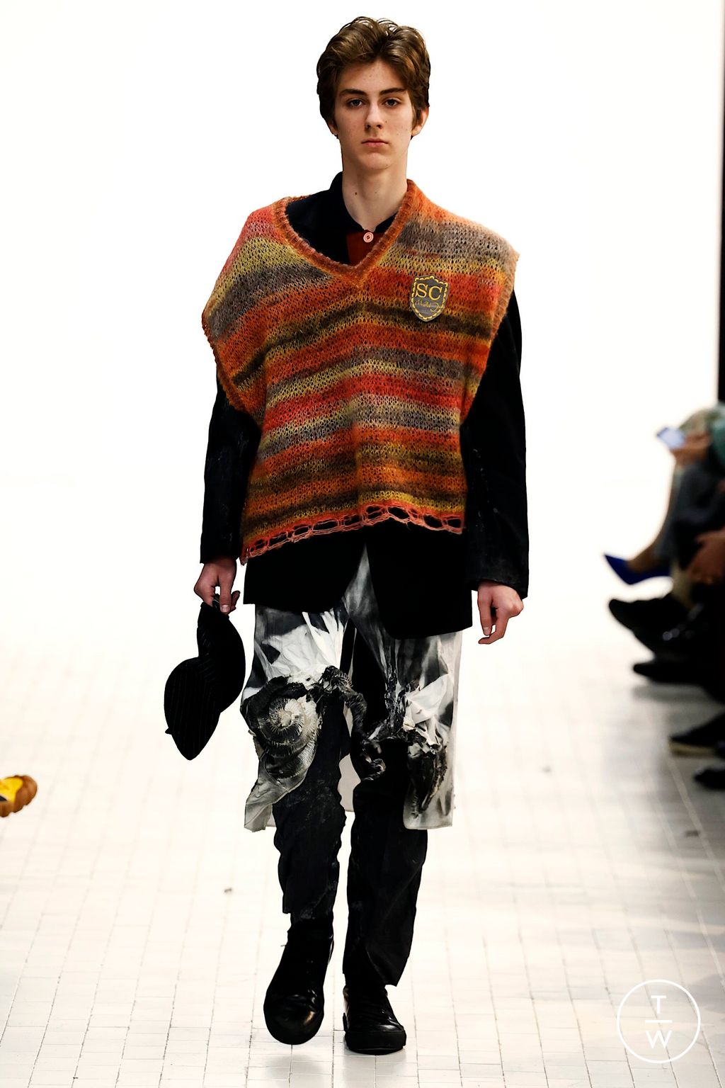 Fashion Week Milan Fall/Winter 2023 look 15 de la collection Simon Cracker menswear