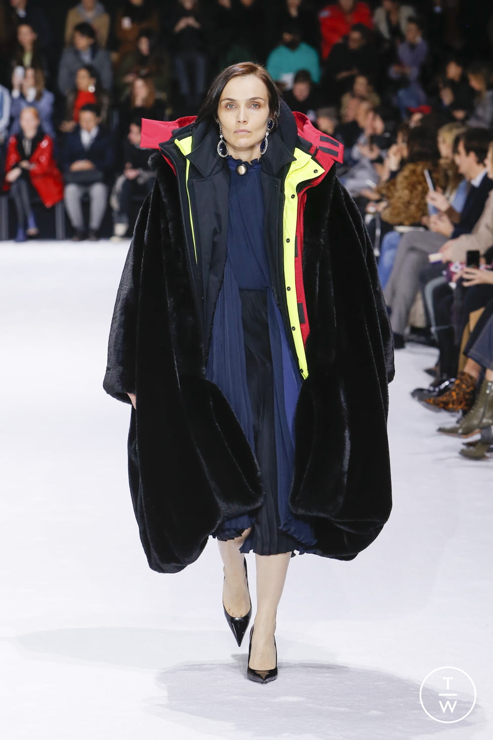 Fashion Week Paris Fall/Winter 2018 look 74 from the Balenciaga collection 女装