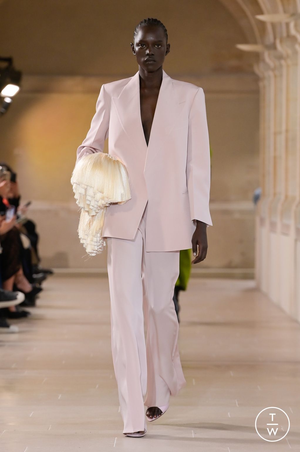 Fashion Week Paris Spring/Summer 2023 look 3 from the Victoria Beckham collection 女装