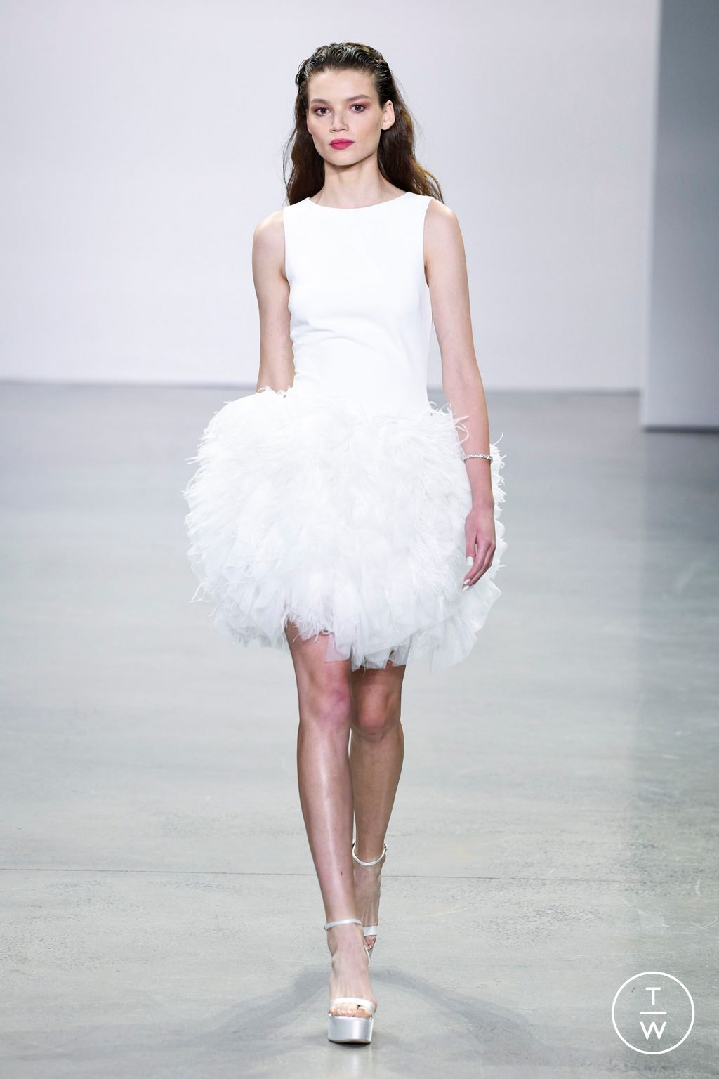 Fashion Week New York Spring/Summer 2023 look 1 de la collection Badgley Mischka womenswear