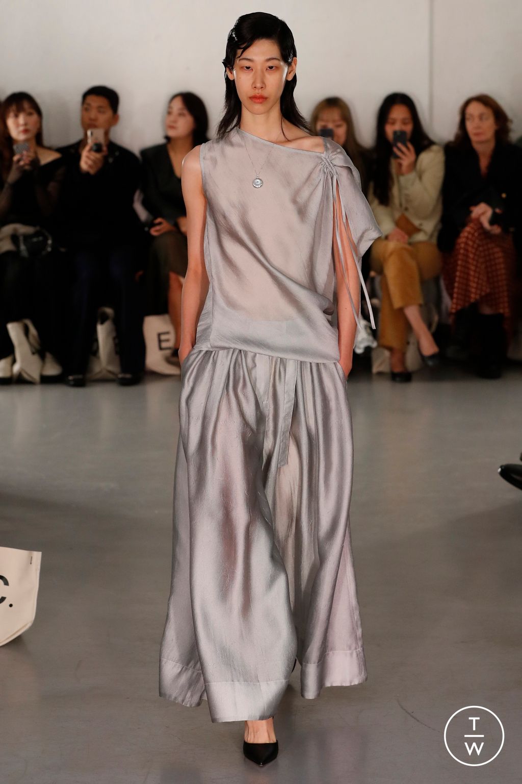 Fashion Week London Spring/Summer 2023 look 15 from the Eudon Choi collection womenswear