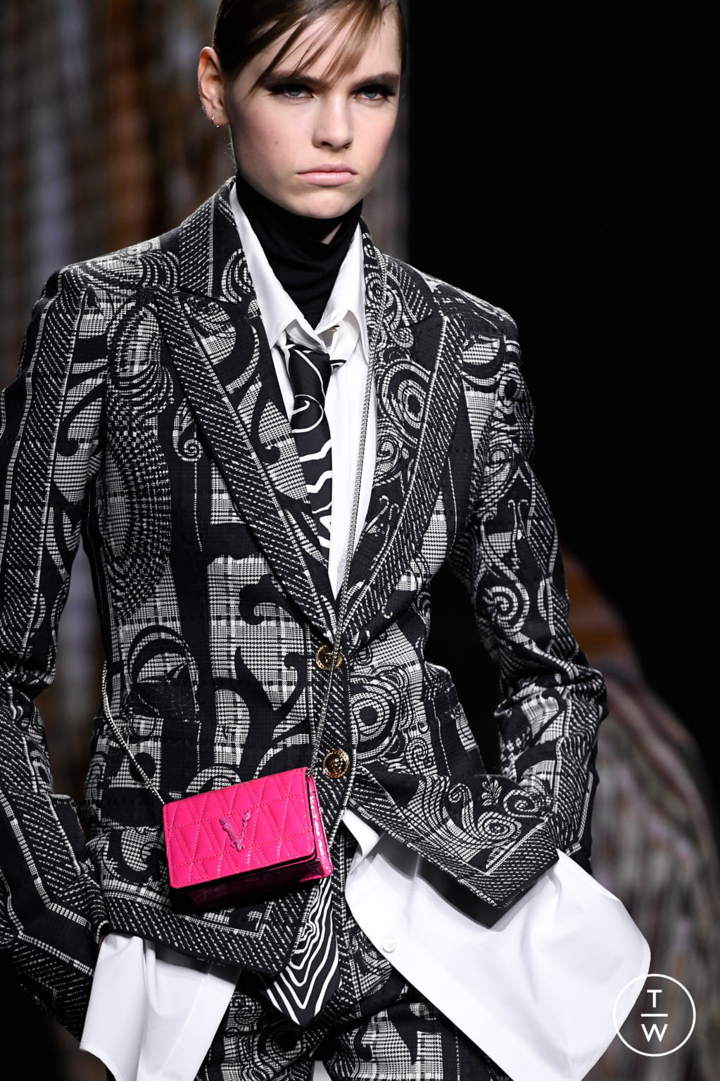 Fashion Week Milan Fall/Winter 2020 look 67 de la collection Versace womenswear accessories