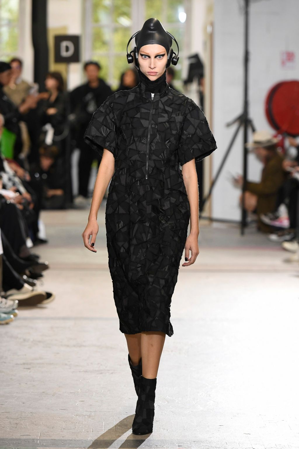 Fashion Week Paris Spring/Summer 2023 look 18 from the Anrealage collection womenswear