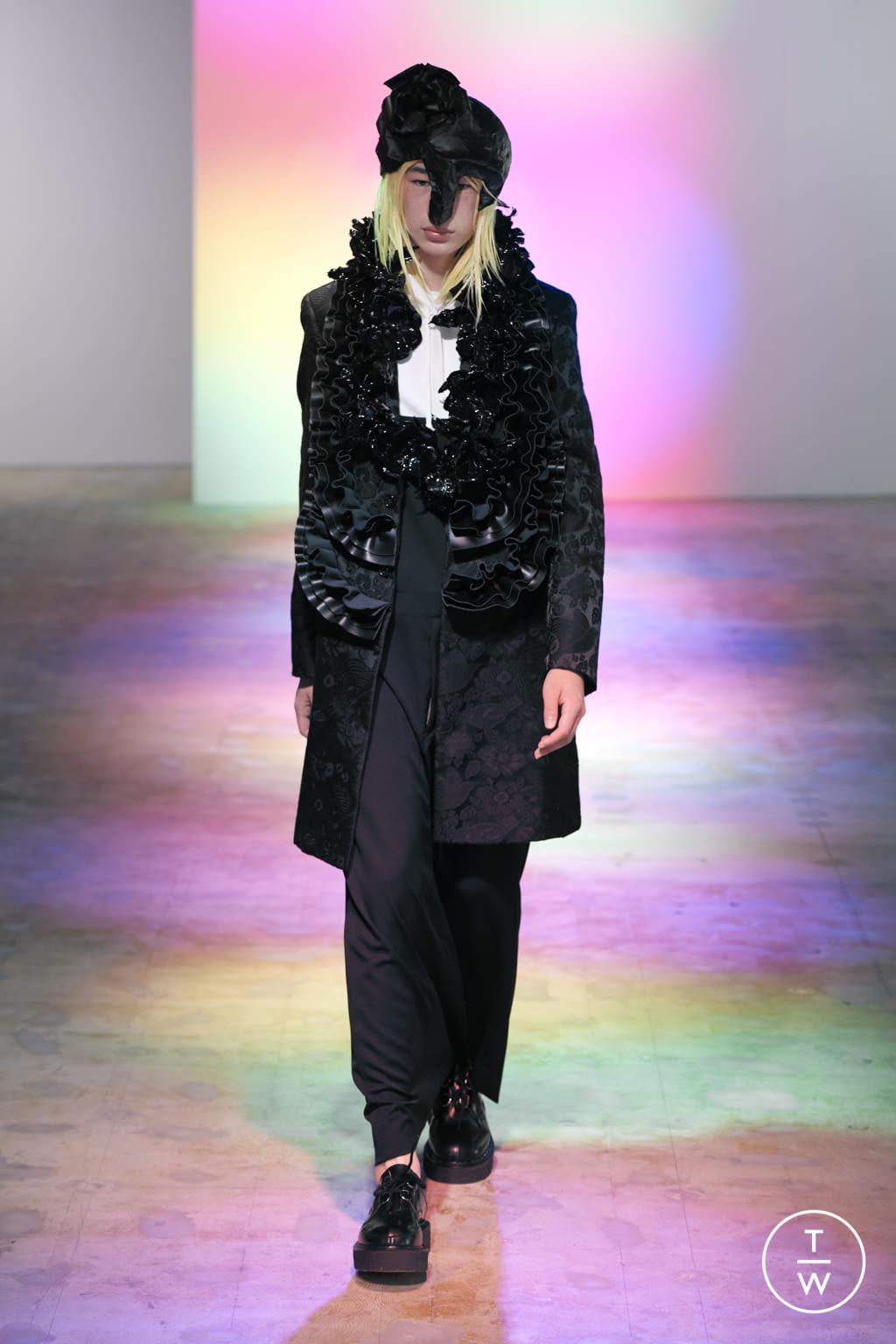 Fashion Week Paris Spring/Summer 2022 look 16 from the Comme des Garçons Homme Plus collection 男装