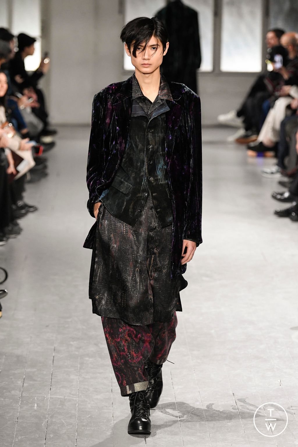 Fashion Week Paris Fall/Winter 2023 look 15 de la collection Yohji Yamamoto menswear
