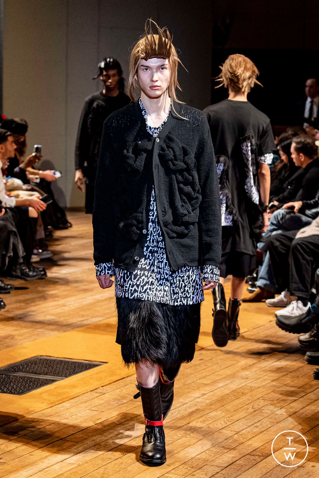 Fashion Week Paris Fall/Winter 2023 look 33 from the Comme des Garçons Homme Plus collection menswear