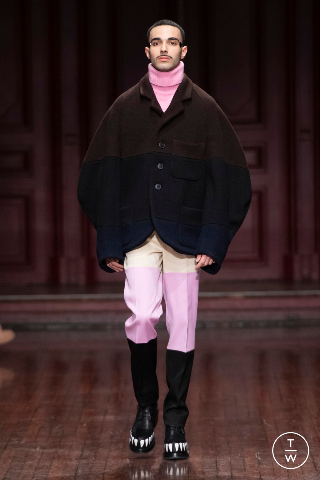 Fashion Week Paris Fall/Winter 2023 look 29 from the Walter Van Beirendonck collection menswear