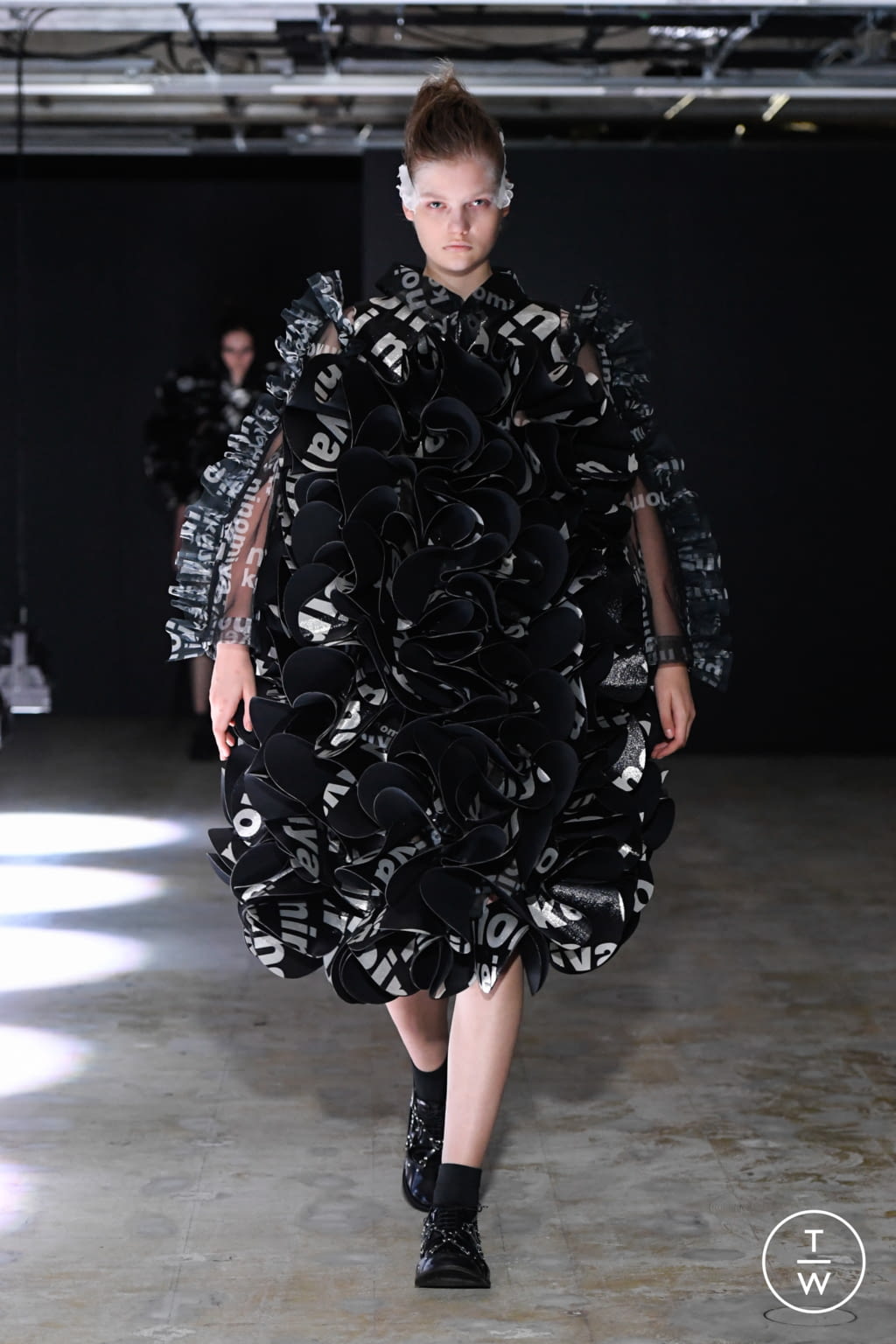 Fashion Week Paris Spring/Summer 2022 look 6 de la collection Noir Kei Ninomiya womenswear