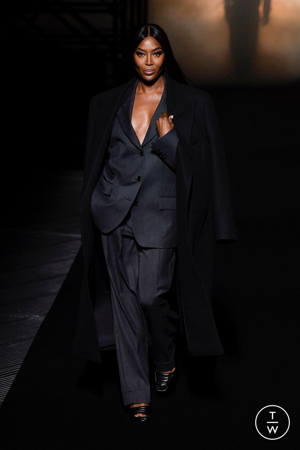 Fashion Week Milan Fall/Winter 2022 look 1 de la collection Boss womenswear