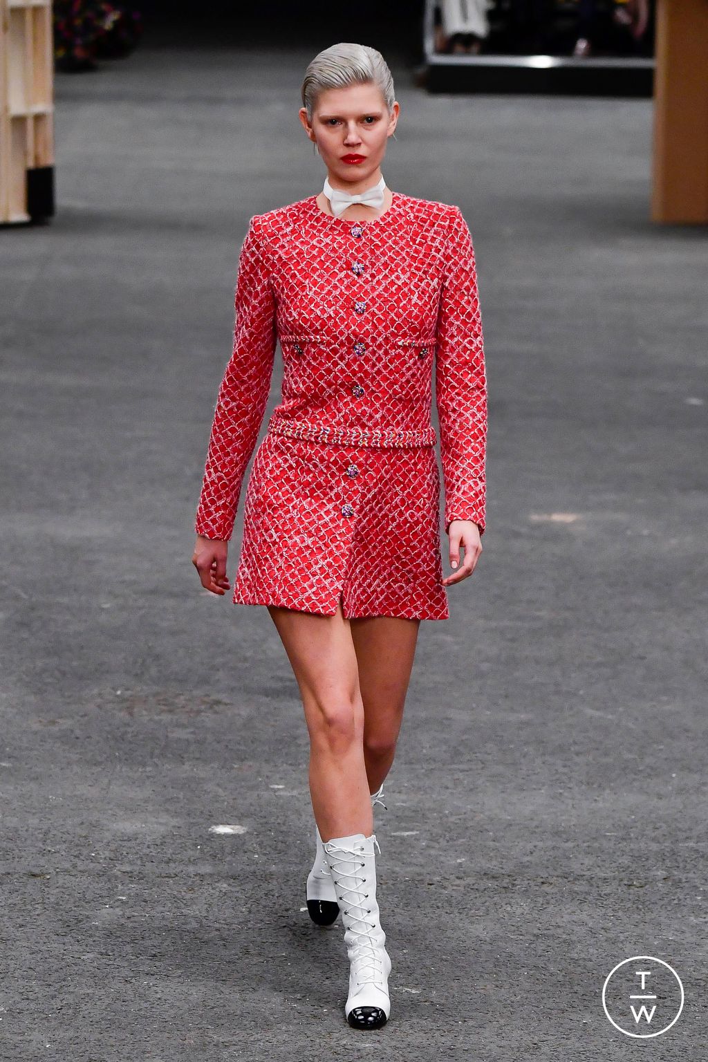 Fashion Week Paris Spring/Summer 2023 look 18 from the Chanel collection couture