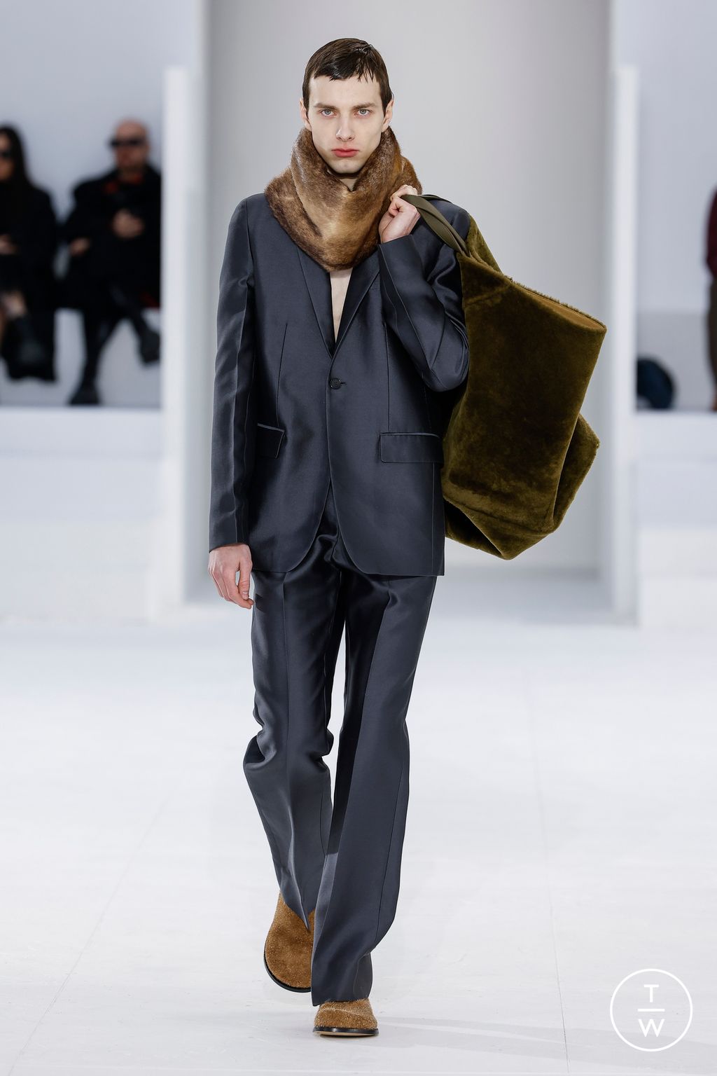 Fashion Week Paris Fall/Winter 2023 look 48 from the Loewe collection menswear