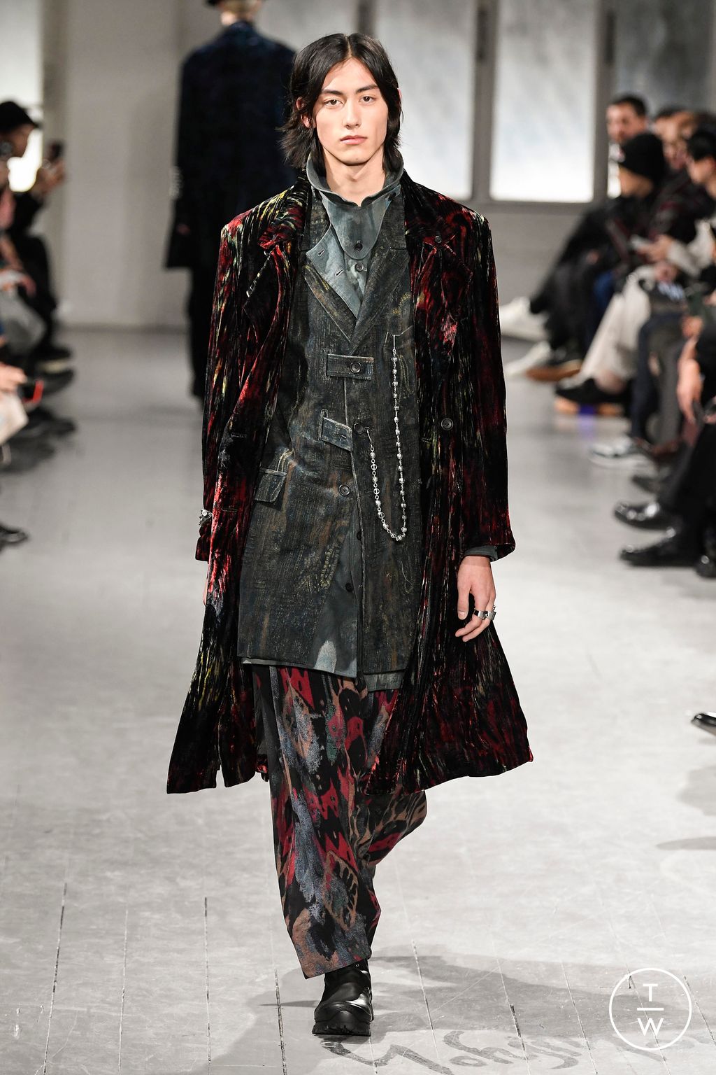 Fashion Week Paris Fall/Winter 2023 look 13 de la collection Yohji Yamamoto menswear