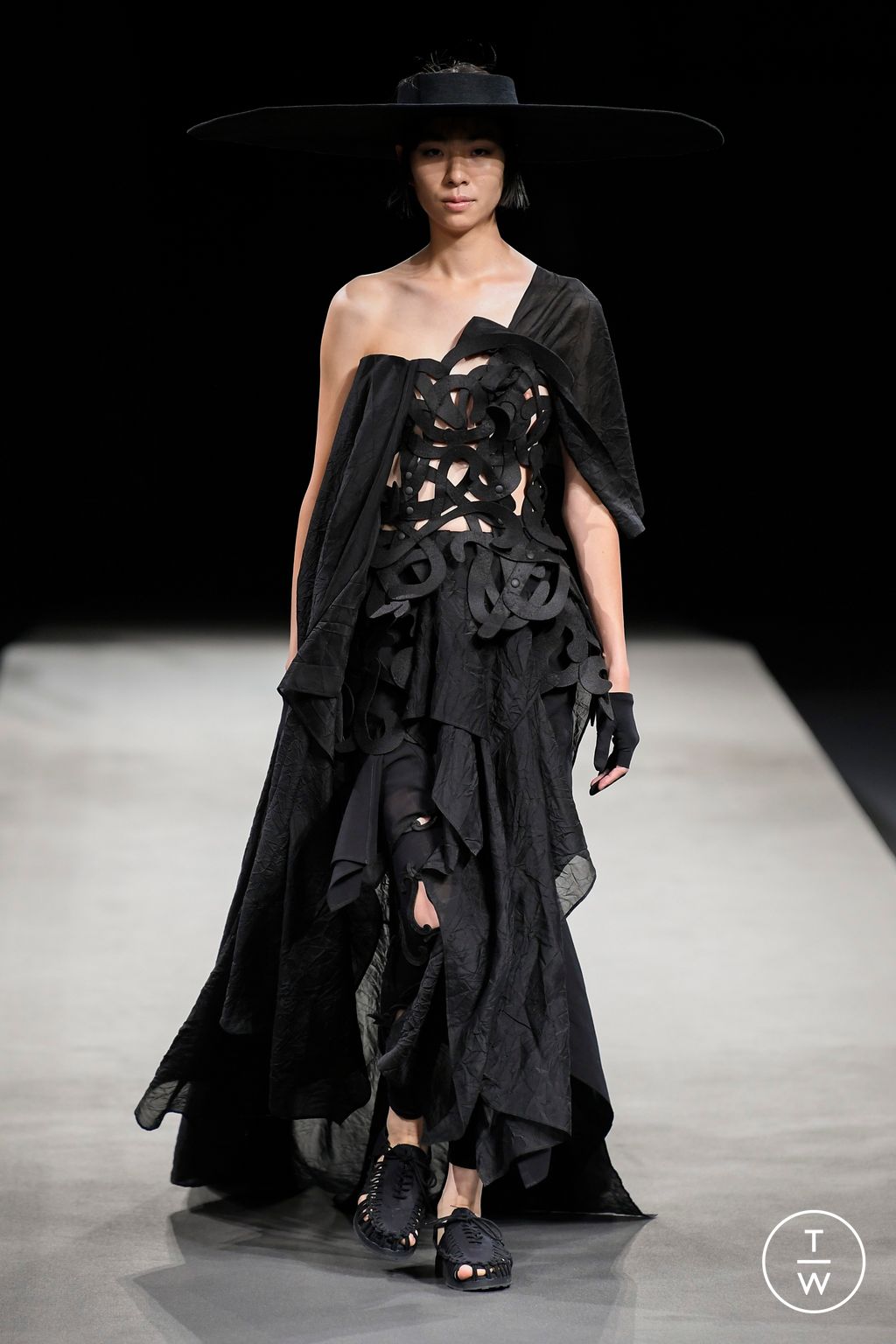 Fashion Week Paris Spring/Summer 2023 look 44 from the Yohji Yamamoto collection womenswear