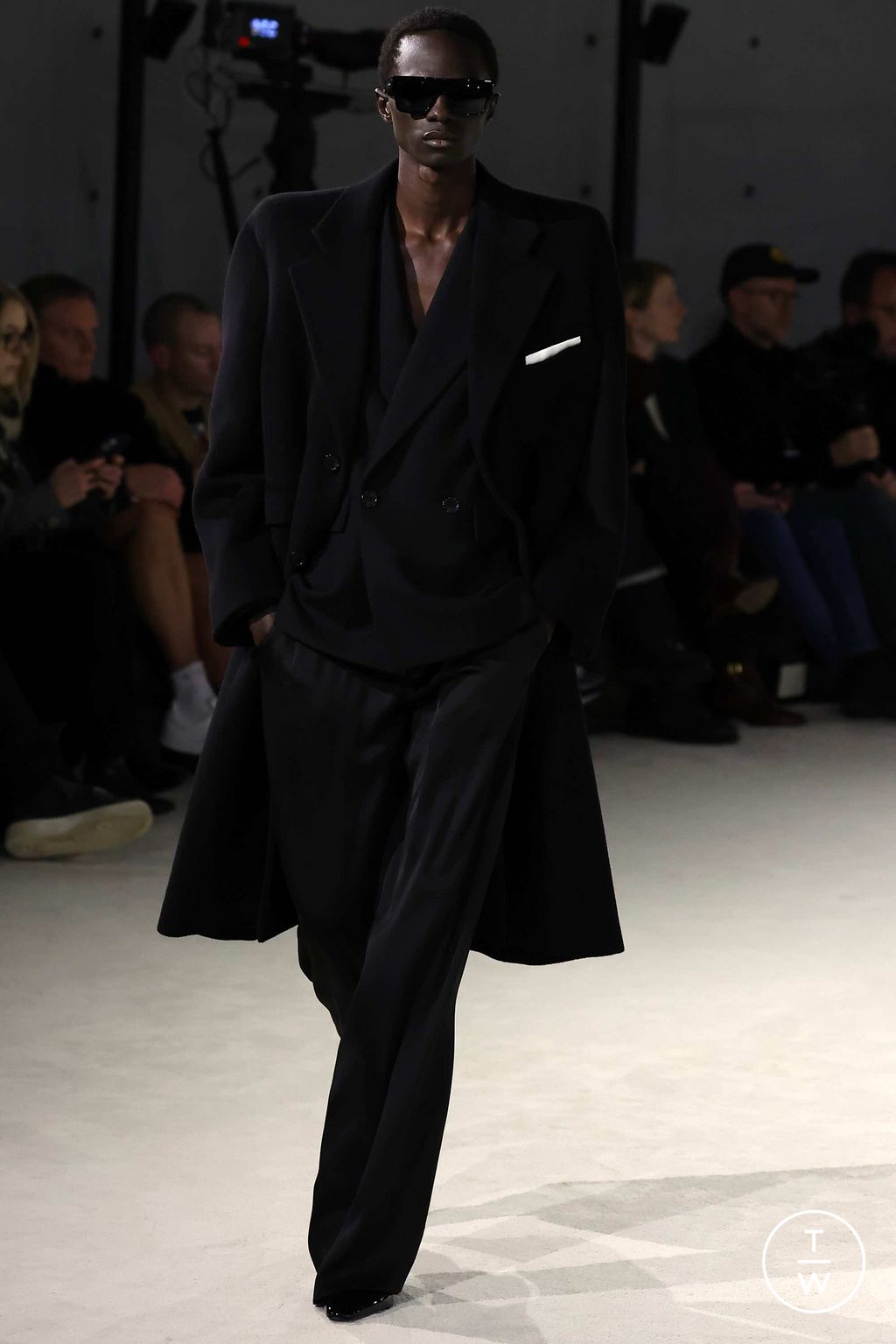 Fashion Week Paris Fall/Winter 2023 look 25 from the Saint Laurent collection menswear