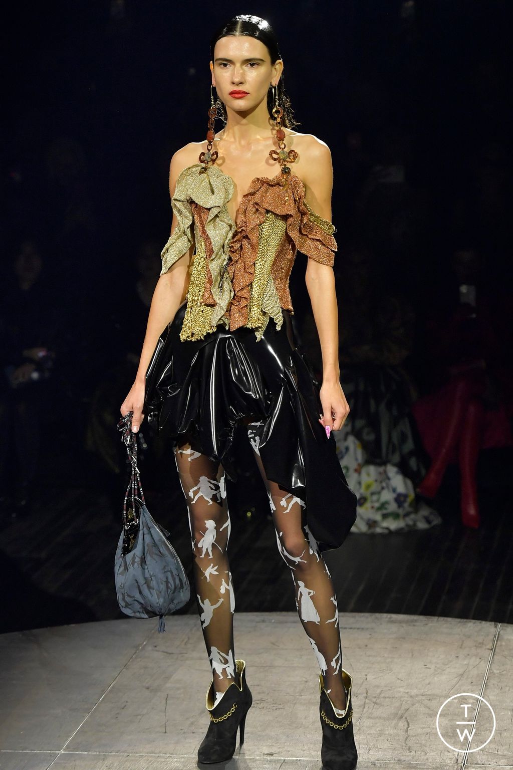 Fashion Week Paris Spring/Summer 2023 look 6 from the Andreas Kronthaler for Vivienne Westwood collection 女装