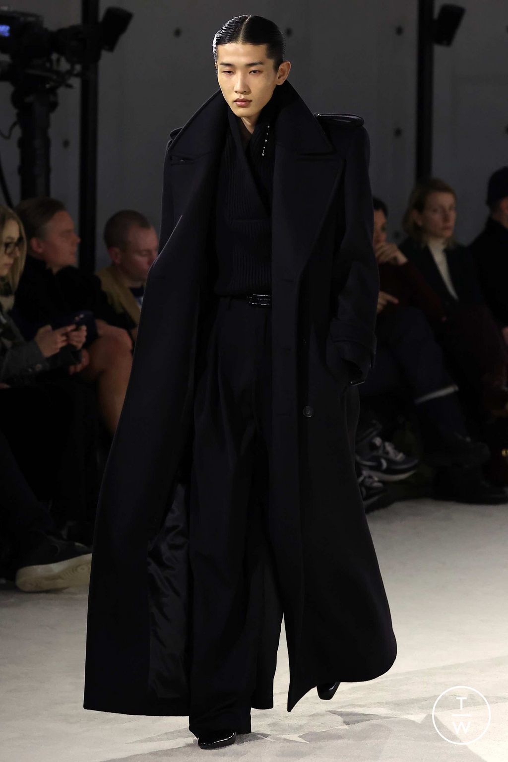 Fashion Week Paris Fall/Winter 2023 look 29 from the Saint Laurent collection menswear