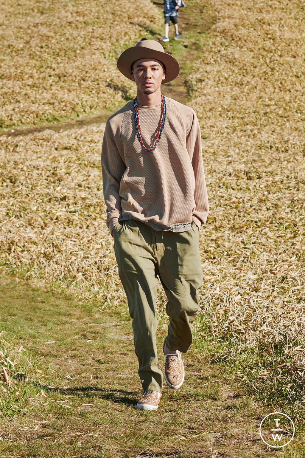 Fashion Week Paris Spring/Summer 2022 look 7 from the White Mountaineering collection 男装