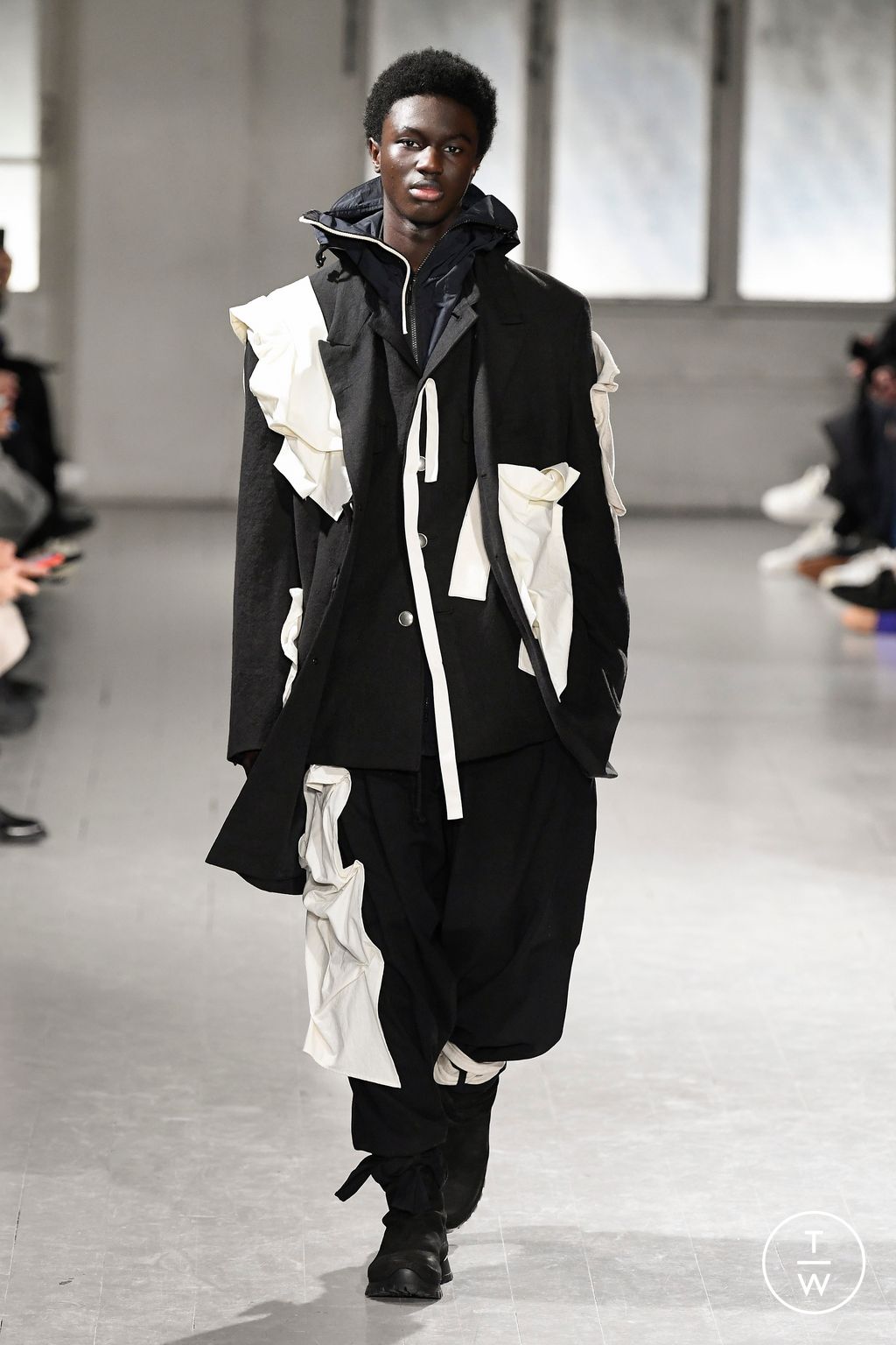 Fashion Week Paris Fall/Winter 2023 look 38 de la collection Yohji Yamamoto menswear