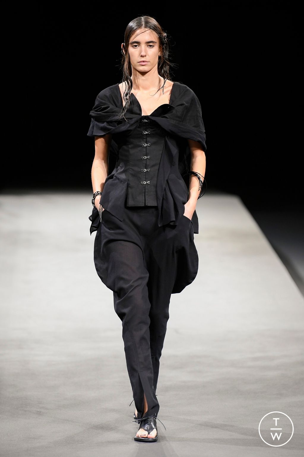 Fashion Week Paris Spring/Summer 2023 look 20 from the Yohji Yamamoto collection womenswear