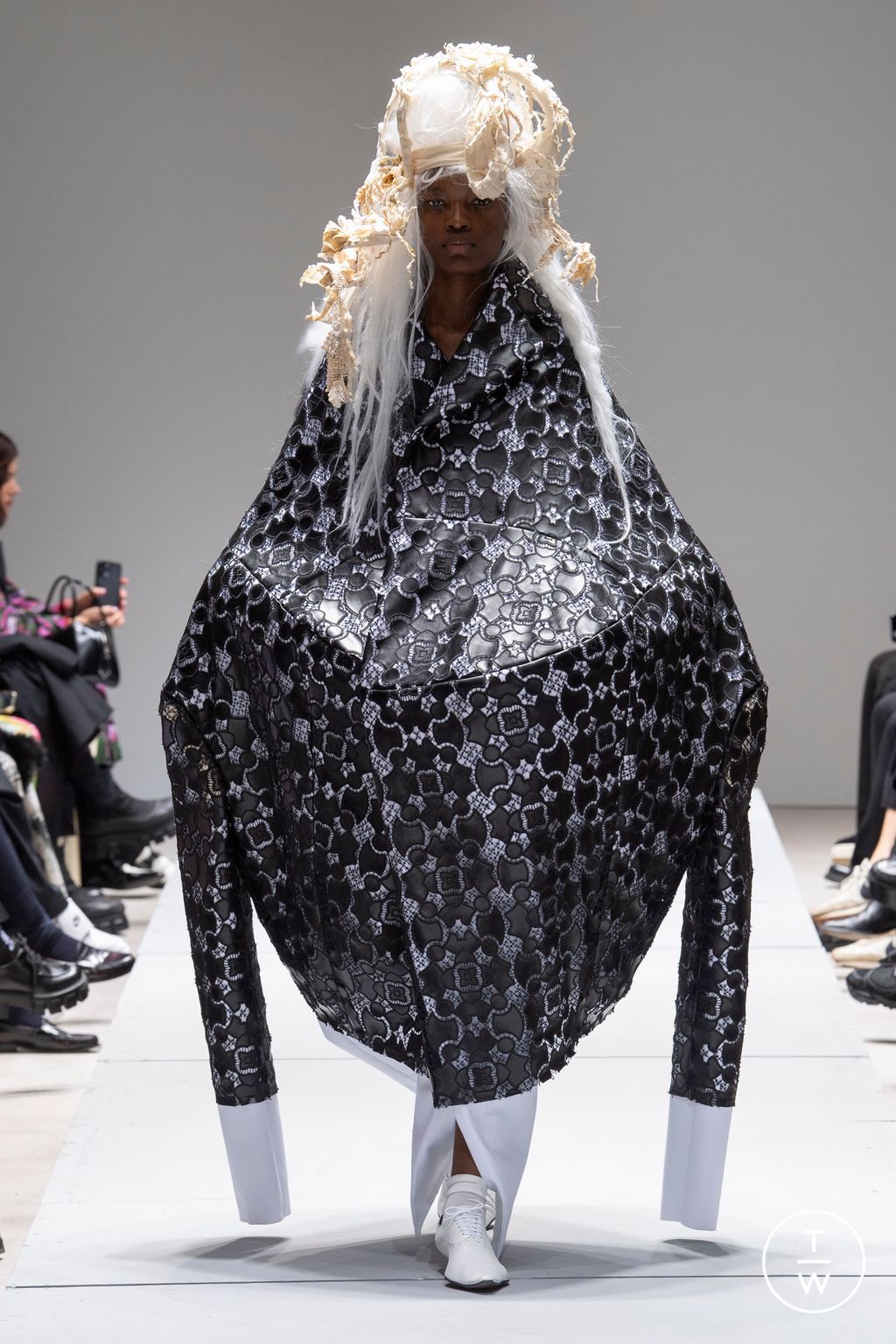Fashion Week Paris Spring/Summer 2023 look 6 from the Comme des Garçons collection womenswear