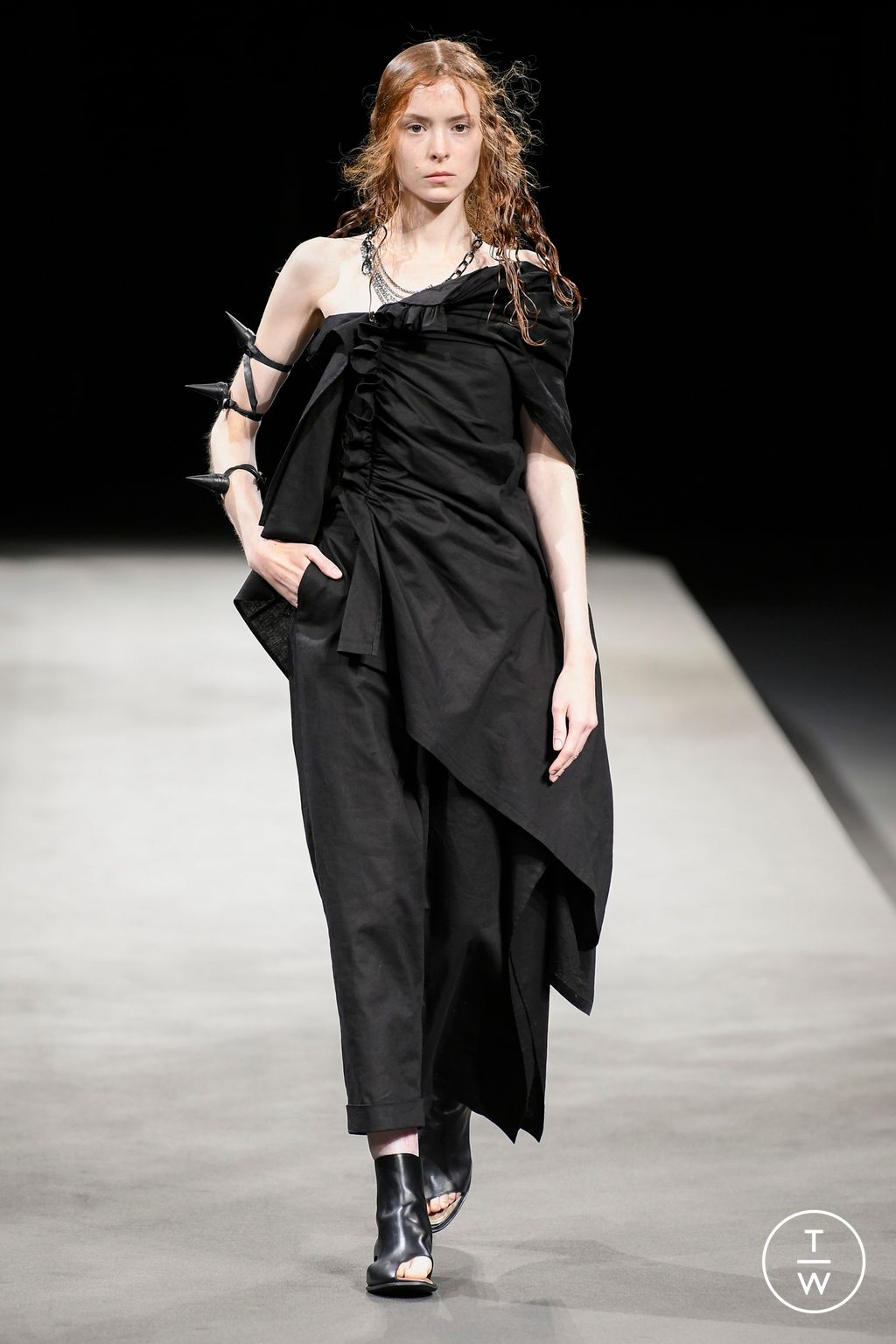 Fashion Week Paris Spring/Summer 2023 look 22 from the Yohji Yamamoto collection womenswear