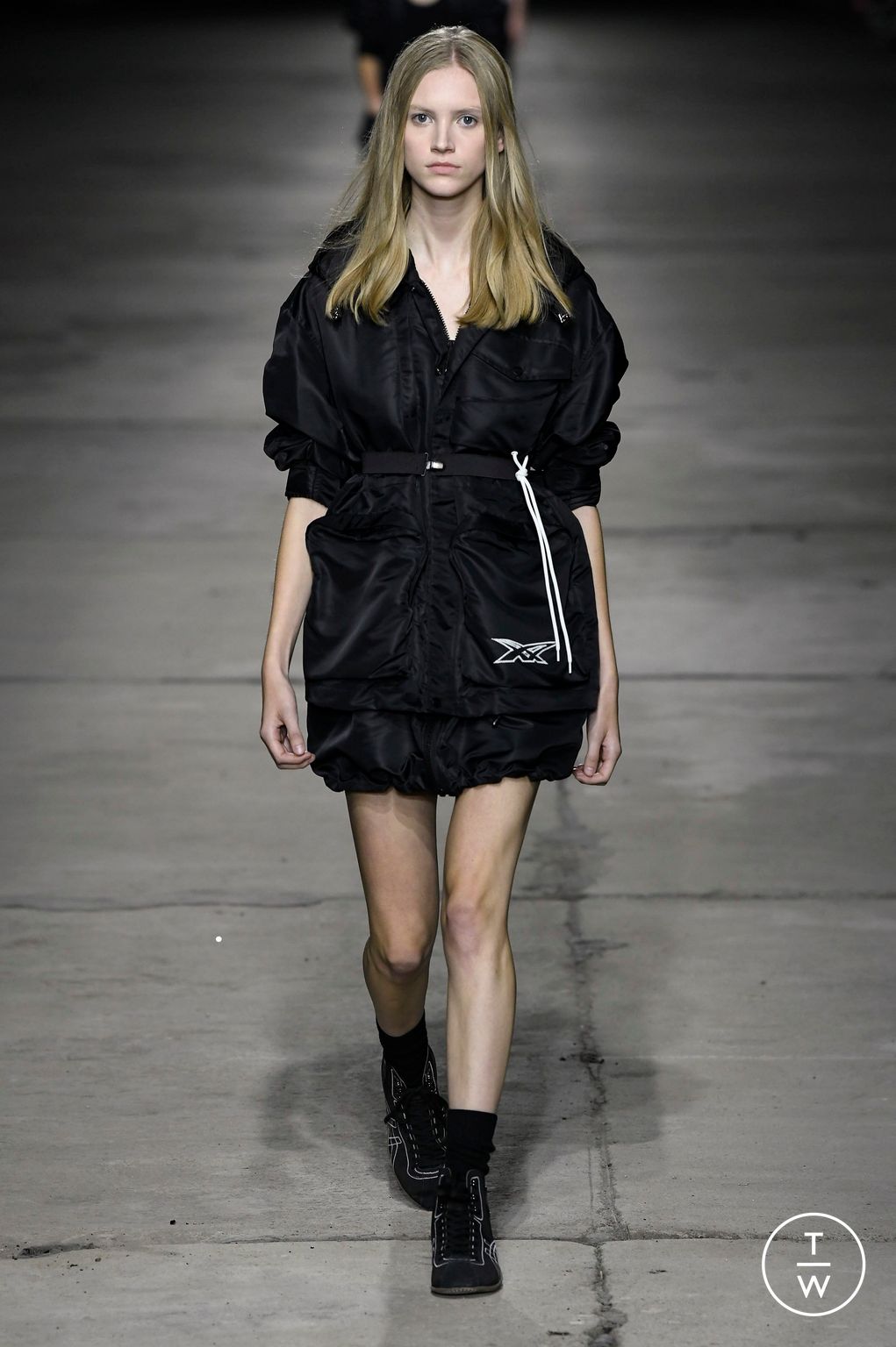Fashion Week Milan Spring/Summer 2023 look 32 from the Onitsuka Tiger collection 女装