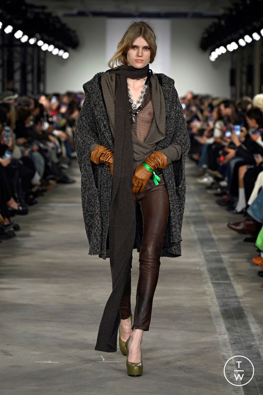 Fashion Week New York Fall/Winter 2026 look 19 from the 7 For All Mankind collection womenswear