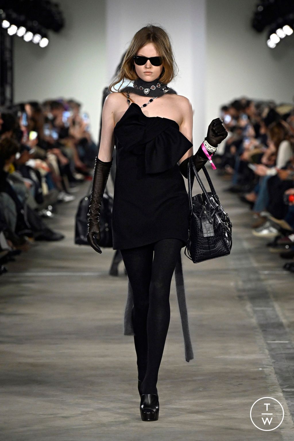 Fashion Week New York Fall/Winter 2026 look 20 from the 7 For All Mankind collection womenswear