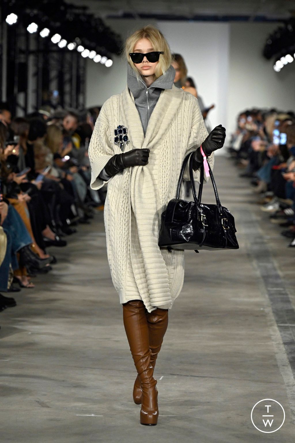 Fashion Week New York Fall/Winter 2026 look 32 from the 7 For All Mankind collection womenswear