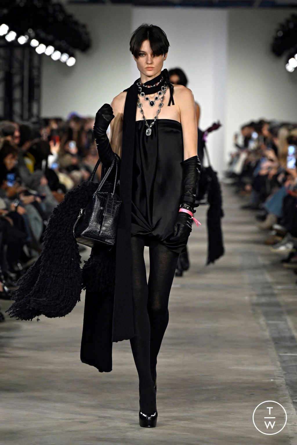 Fashion Week New York Fall/Winter 2026 look 35 from the 7 For All Mankind collection womenswear