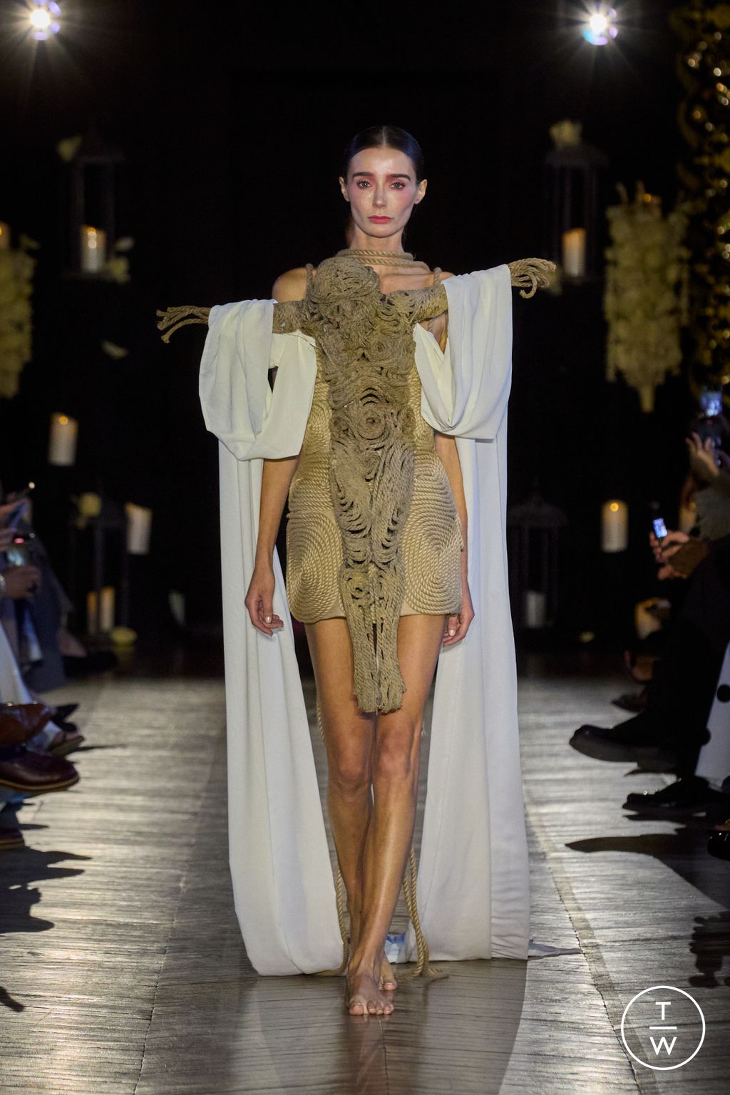 Fashion Week Paris Fall/Winter 2025 look 1 de la collection Juana Martin couture