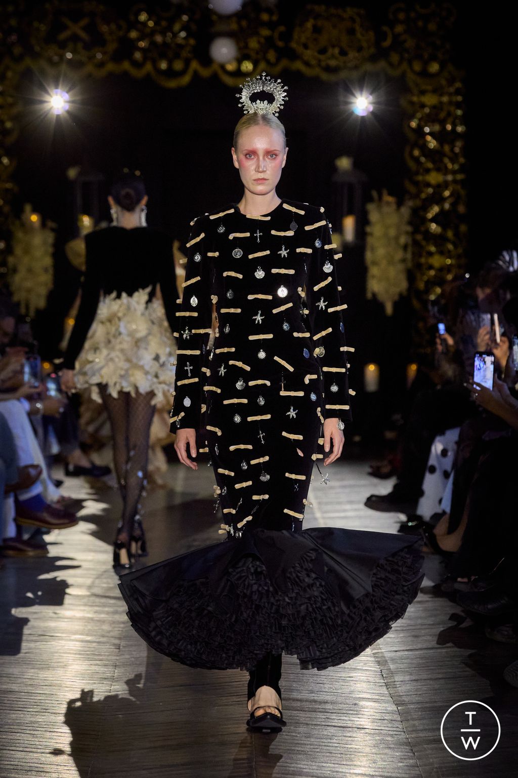 Fashion Week Paris Fall/Winter 2025 look 11 from the Juana Martin collection 高级定制