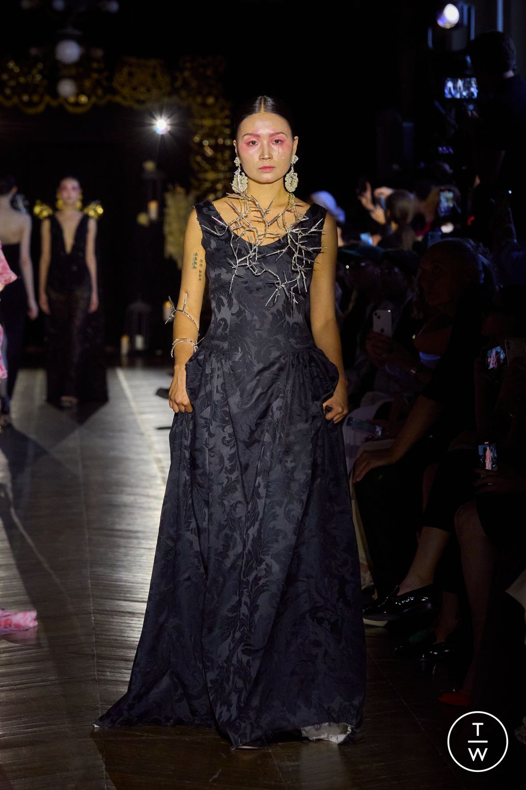 Fashion Week Paris Fall/Winter 2025 look 15 de la collection Juana Martin couture