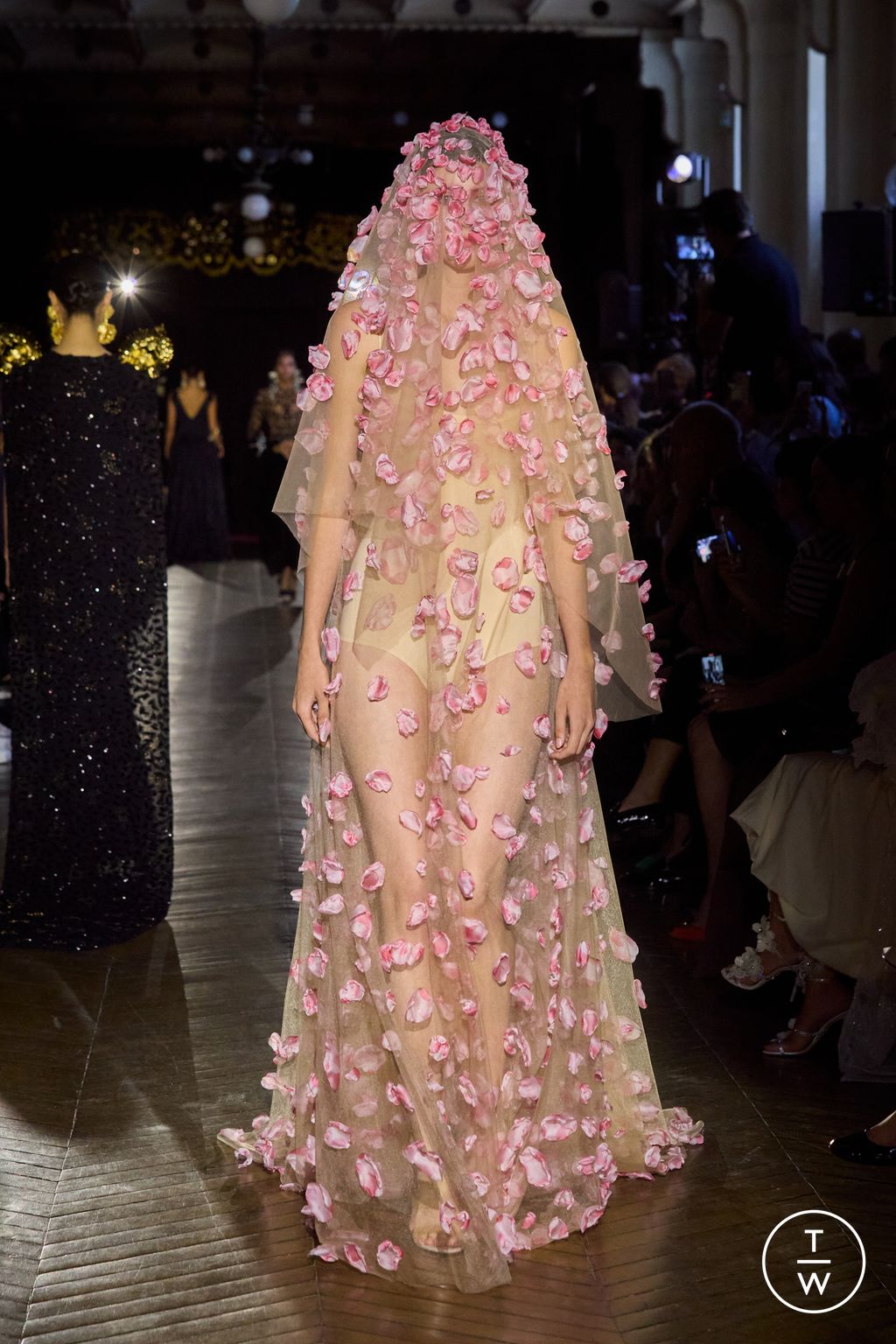 Fashion Week Paris Fall/Winter 2025 look 17 de la collection Juana Martin couture