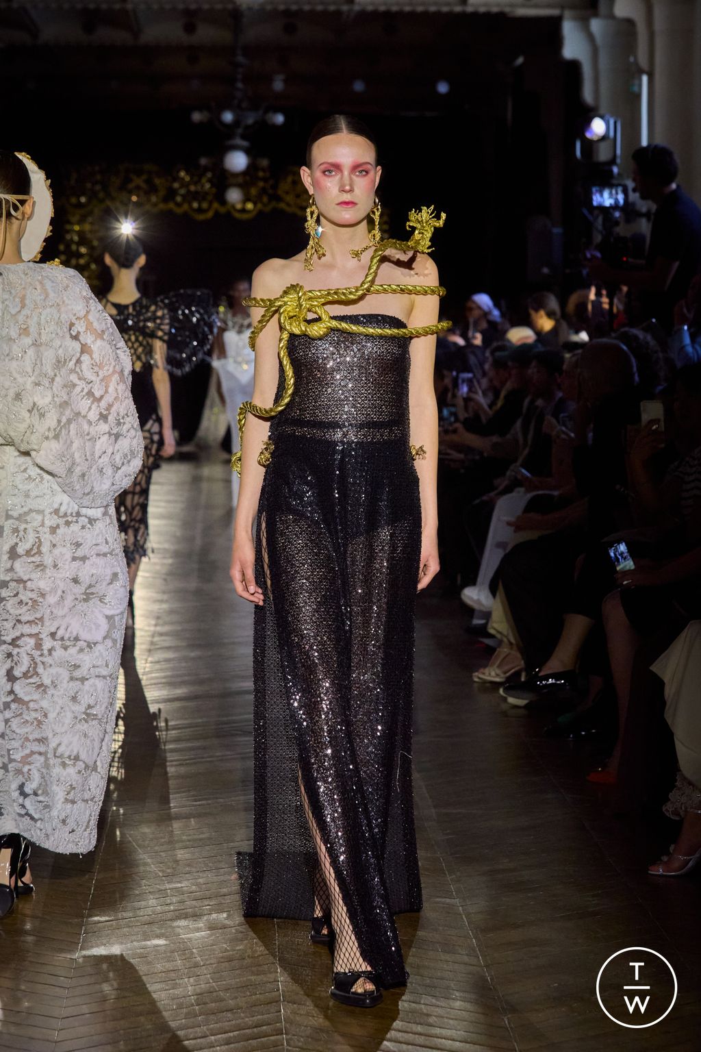 Fashion Week Paris Fall/Winter 2025 look 24 de la collection Juana Martin couture