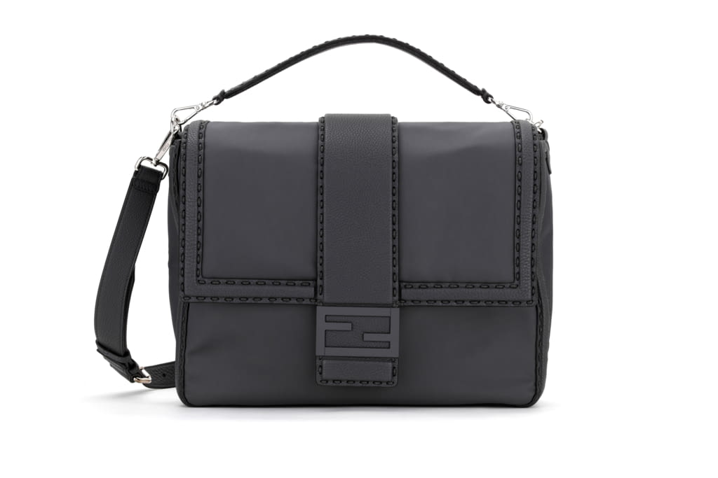 Fashion Week Milan Spring/Summer 2022 look 10 from the Fendi collection 男装配饰