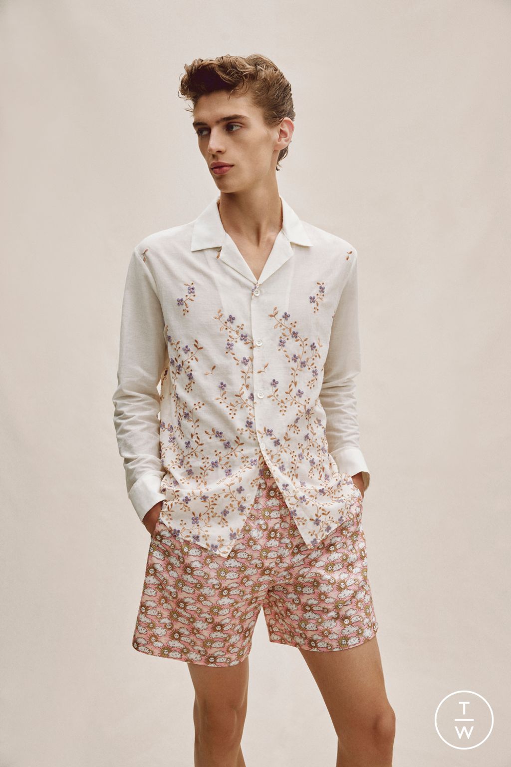 Fashion Week Paris Spring/Summer 2023 look 8 from the Paul & Joe collection menswear