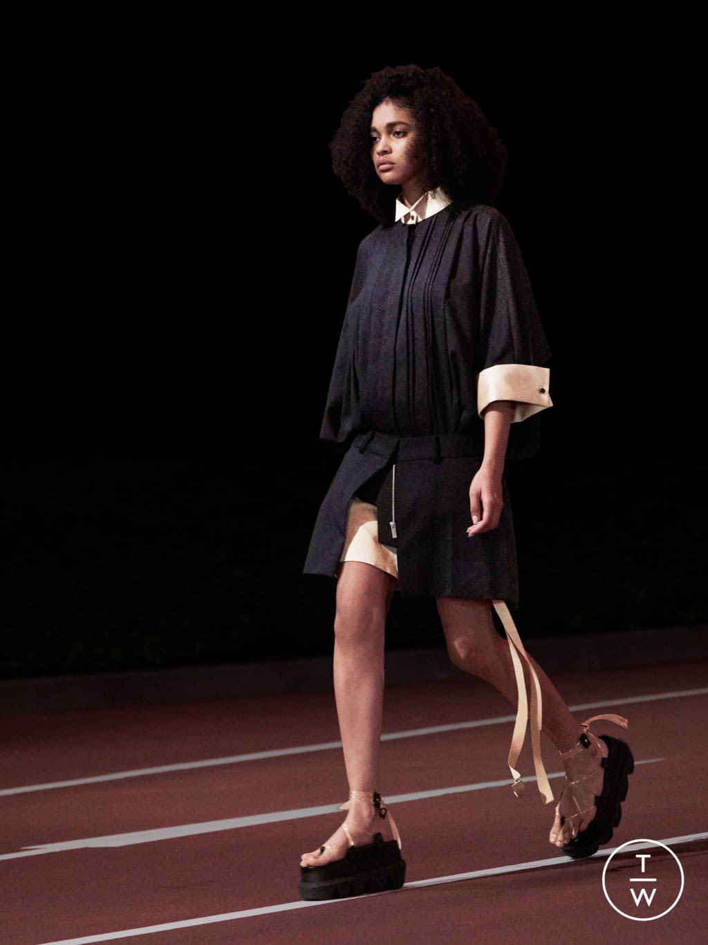 Fashion Week Paris Spring/Summer 2022 look 7 de la collection Sacai womenswear